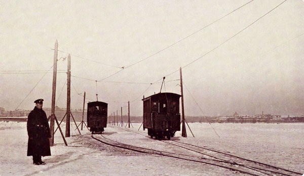 173-Трамвай едет по льду Невы. Фото конца XIX - начала XX веков